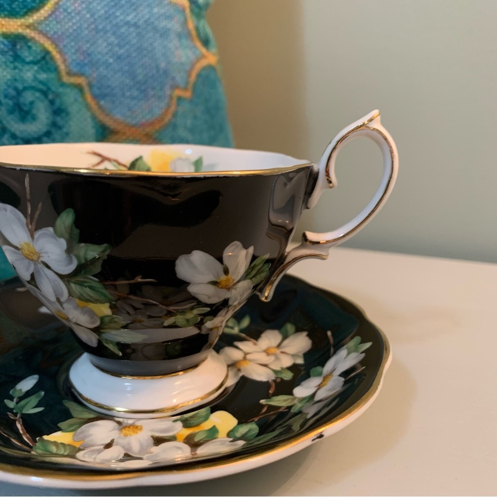 Royal Albert - Bone China England - Vintage Tea Cup and Saucer - Picture 4 of 10